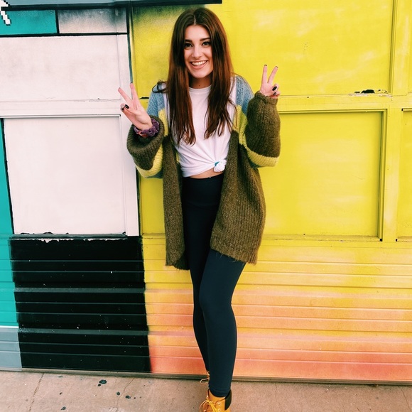 Meet your Posher, Makayla - Picture 1 of 4